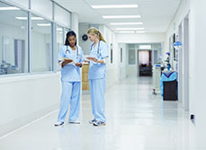 Deux agents hospitaliers discutent du dossier d'un patient | MACSF