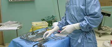 Un orthopédiste prépare son matériel avant une intervention - MACSF
