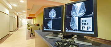 Des radiographie sont affichées sur l'écran de l'ordinateur situé dans le couloir - MACSF