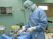 Un orthopédiste prépare son matériel avant une intervention - MACSF