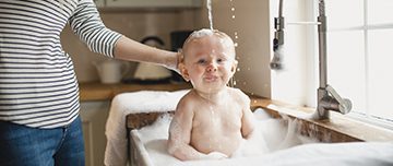 Un bébé prend son bain dans un évier - MACSF