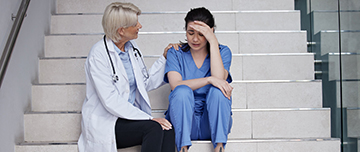 Un médecin réconforte une infirmière - MACSF