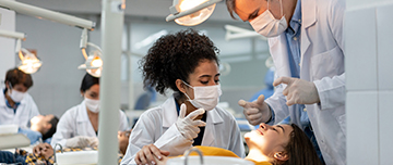 Une étudiante examine un patient à l’école dentaire - MACSF