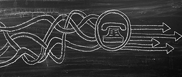 Des lignes téléphoniques emmêlées dessinées sur un tableau noir - MACSF
