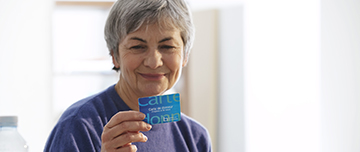 Une femme tient une carte de donneur d'organes - MACSF
